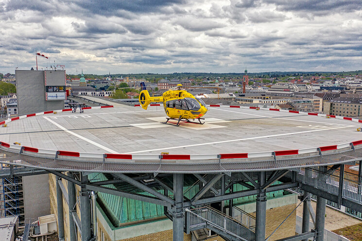 Hubschrauberlandeplatz mit gelbem Hubschrauber